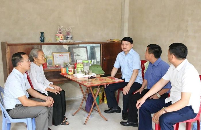 Đoàn công tác thăm hộ gia đình đã hoàn thành xóa nhà tạm, nhà dột nát tại bản Hát Sét, xã Mường Hung. Ảnh: Thúy Hà