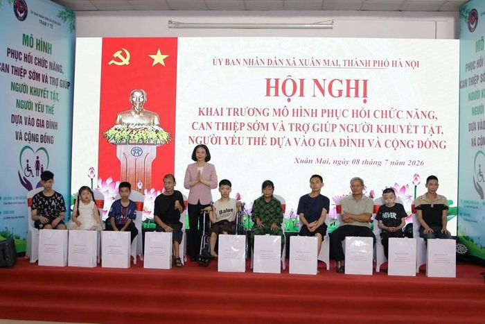 Phó Chủ tịch UBND TP. Hà Nội Vũ Thu Hà tặng quà cho người khuyết tật xã Xuân Mai