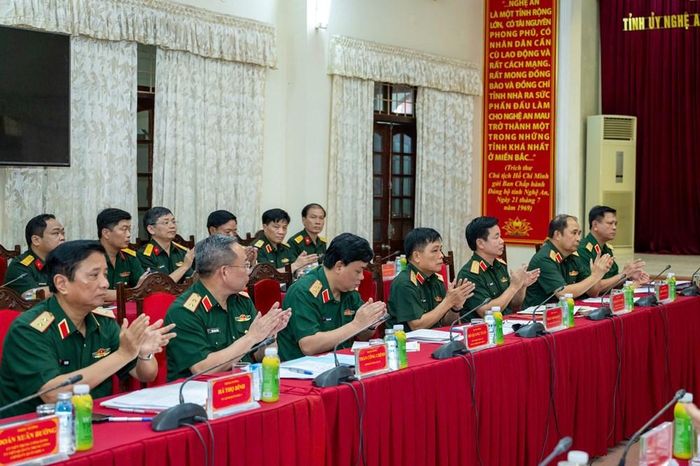 Các đại biểu tham dự buổi làm việc