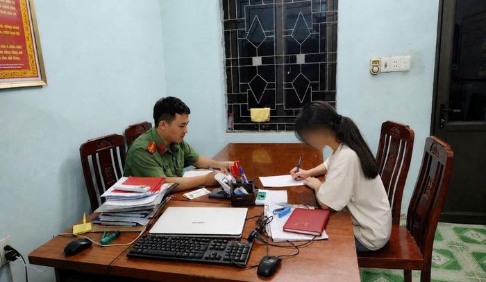 Công an phường Bỉm Sơn làm việc với công dân L.Đ.L.Đ về hành vi đăng tải thông tin chưa được kiểm chứng trên mạng xã hội. Ảnh: Công an Thanh Hóa
