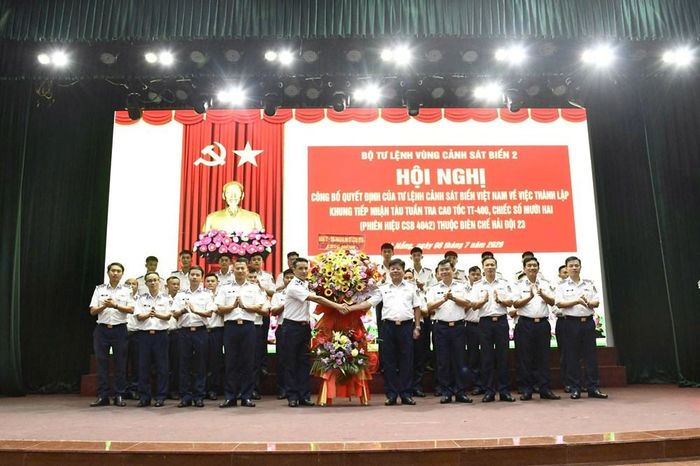 Thủ trưởng Bộ Tư lệnh Vùng Cảnh sát biển 2 tặng hoa chúc mừng