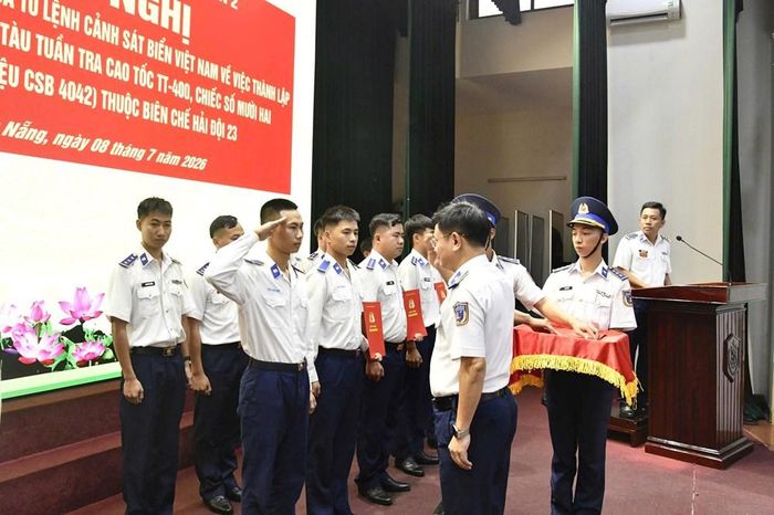 Trao quyết định cho cán bộ, chiến sĩ khung tàu CSB 4042