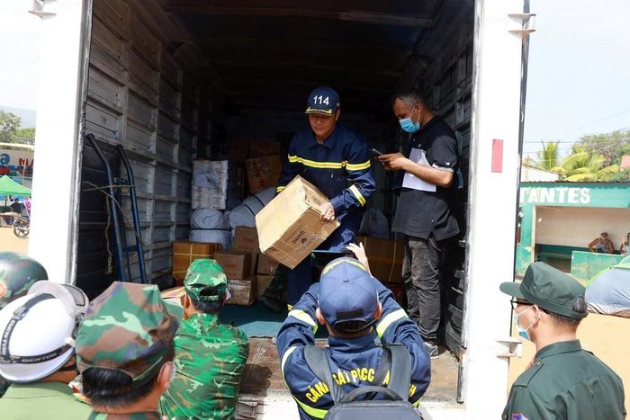 Vận chuyển nhu yếu phẩm và thực phẩm đến khu vực lán trại tạm của nạn nhân động đất. Ảnh: TTXVN phát