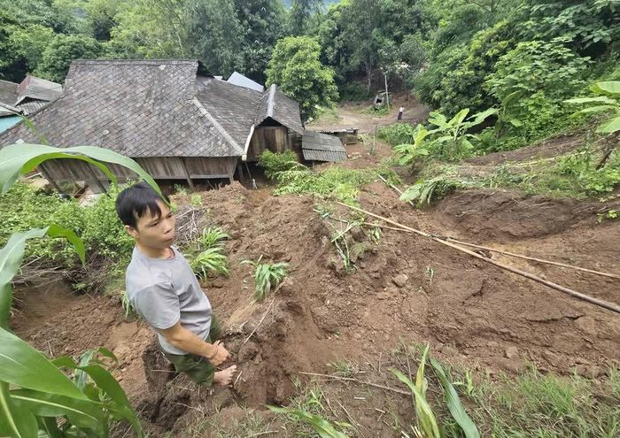 Những đồi đất cao sạt lở xuống nhà dân tại bản Nậm Mạ, xã Nậm Mạ. Ảnh: Nguyễn Oanh-TTXVN