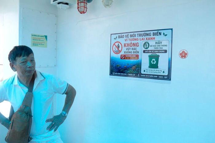 Trên những chuyến tàu cao tốc Phan Thiết – Phú Quý luôn có thông điệp kêu gọi người dân và du khách bảo vệ môi trường, không sử dụng rác thải nhựa. Ảnh: Nguyễn Thanh - TTXVN