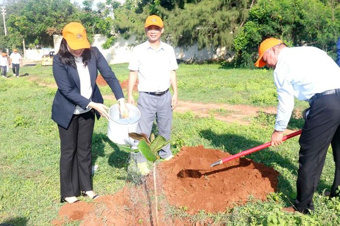 Trồng cây xanh hưởng ứng chương trình phát triển “Du lịch xanh - Vì tương lai bền vững” tại đặc khu Phú Quý (Lâm Đồng). Ảnh: Nguyễn Thanh - TTXVN