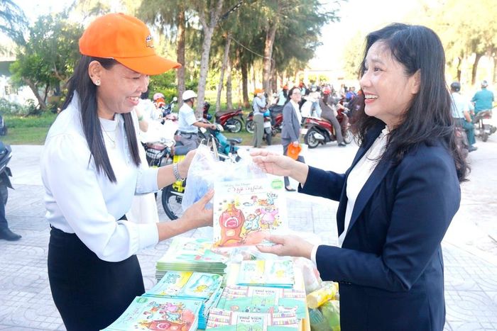 Chương trình đổi chai nhựa lấy sách tại đặc khu Phú Quý (Lâm Đồng) góp phần bảo vệ môi trường và hướng đến mục tiêu trở thành điểm đến tiêu biểu về du lịch xanh. Ảnh: Nguyễn Thanh - TTXVN