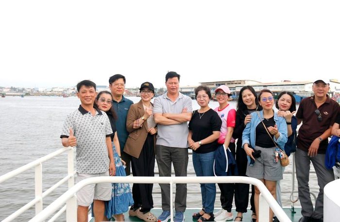 Du khách trên chuyến tàu cao tốc “không rác thải nhựa” từ Phan Thiết đi Phú Quý. Ảnh: Nguyễn Thanh - TTXVN