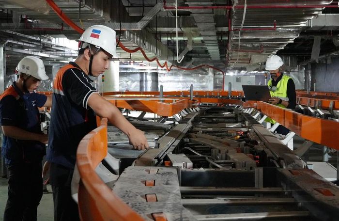 Người lao động kiểm tra, thử nghiệm hệ thống xử lý hành lý tại nhà ga sân bay Long Thành. Ảnh: Công Phong - TTXVN