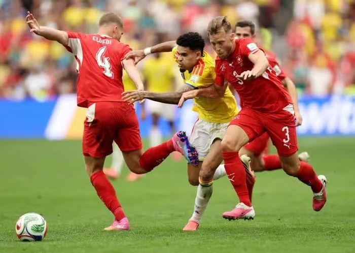 Hai đội cạnh tranh quyết liệt. (Ảnh: FIFA)