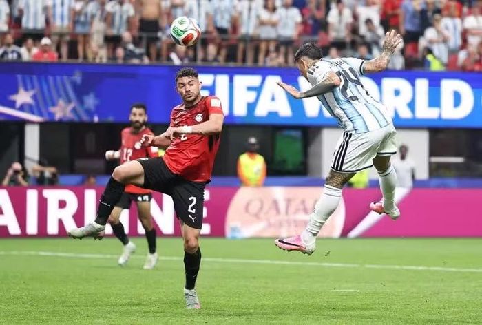 Enzo Fernandez đánh đầu ấn định chiến thắng cho Argentina. (Ảnh: FIFA)