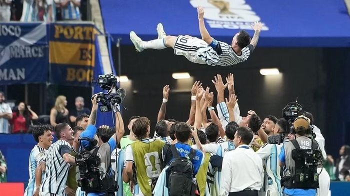 Các cầu thủ Argentina công kênh Messi sau trận đấu. Ảnh: THX/TTXVN.