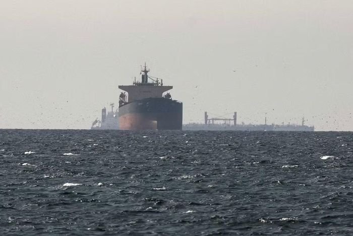 Tàu thuyền vận chuyển trên eo biển Hormuz. (Ảnh: THX/TTXVN)