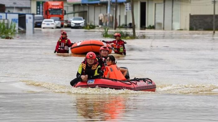 Ngày 6/7, tại thành phố Hoành Châu, Nam Ninh, Quảng Tây, lực lượng cứu hộ sử dụng thuyền cao su để sơ tán người dân bị ảnh hưởng bởi thảm họa. (Ảnh: Tân Hoa Xã)