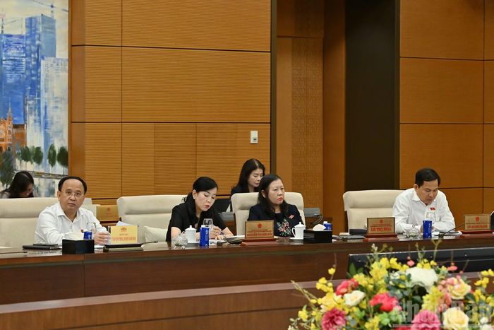 Các Ủy viên Ủy ban Thường vụ Quốc hội dự phiên họp.