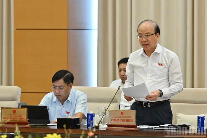 Chủ nhiệm Ủy ban Pháp luật và Tư pháp của Quốc hội Phan Chí Hiếu phát biểu tại phiên họp.