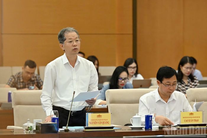  Chánh án Tòa án nhân dân tối cao Nguyễn Văn Quảng trình bày tờ trình tại phiên họp. 