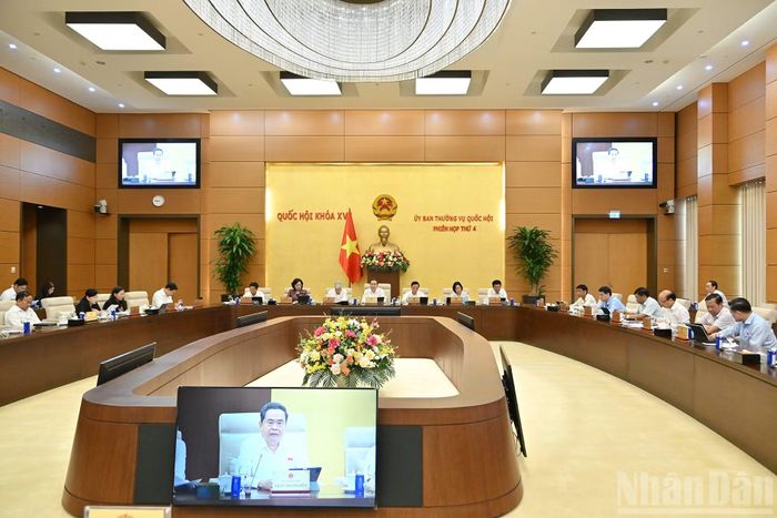 Phiên họp thứ 4 của Ủy ban Thường vụ Quốc hội dự kiến diễn ra trong 6 ngày: đợt 1: 1,5 ngày (ngày 8/7 và sáng 9/7/2026); đợt 2: 4,5 ngày (từ ngày 14-17/7/2026 và sáng 28/7/2026, dự phòng chiều 28/7/2026) tại Nhà Quốc hội.