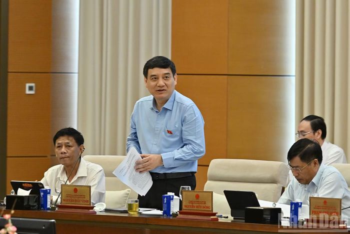 Chủ nhiệm Ủy ban Văn hóa và Xã hội của Quốc hội Nguyễn Đắc Vinh phát biểu tại phiên họp.