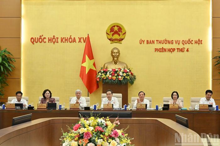 Chủ tịch Quốc hội Trần Thanh Mẫn và các Phó Chủ tịch Quốc hội chủ trì, điều hành phiên họp.
