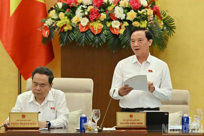 Phó Chủ tịch Quốc hội Nguyễn Khắc Định điều hành nội dung của phiên họp.