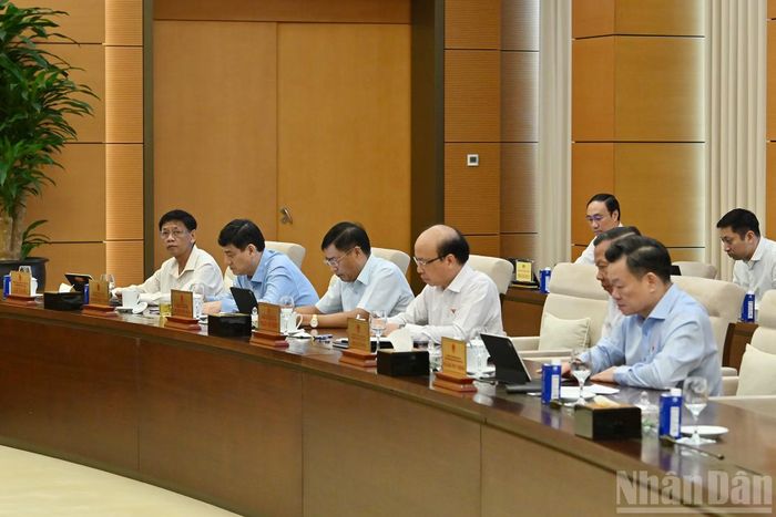 Các Ủy viên Ủy ban Thường vụ Quốc hội dự phiên họp.