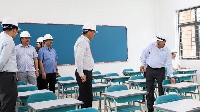 Đồng chí Lê Minh Ngân, Ủy viên Trung ương Đảng, Bí thư Tỉnh ủy Lai Châu kiểm tra thiết bị phục vụ học tập của học sinh tại Trường Nội trú liên cấp Phong Thổ.