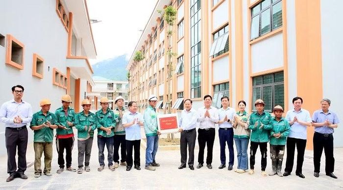 Đồng chí Lê Minh Ngân, Bí thư Tỉnh ủy Lai Châu trao quà, động viên kỹ sư, công nhân Tổng công ty Thương mại và Xây dựng số 6 Điện Biên đang nỗ lực hoàn thiện công trình Trường nội trú liên cấp Phong Thổ.