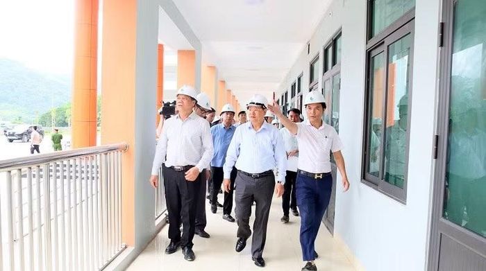 Bí thư Tỉnh ủy Lai Châu Lê Minh Ngân kiểm tra thực địa tại công trường xây dựng Trường nội trú liên cấp Phong Thổ.