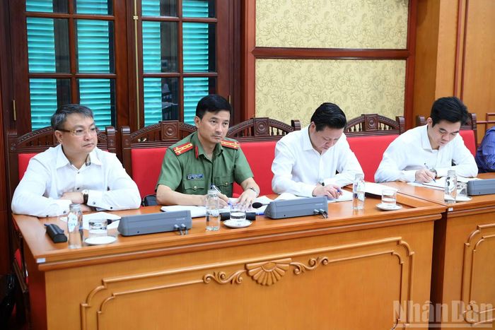Các đại biểu tham dự cuộc làm việc.