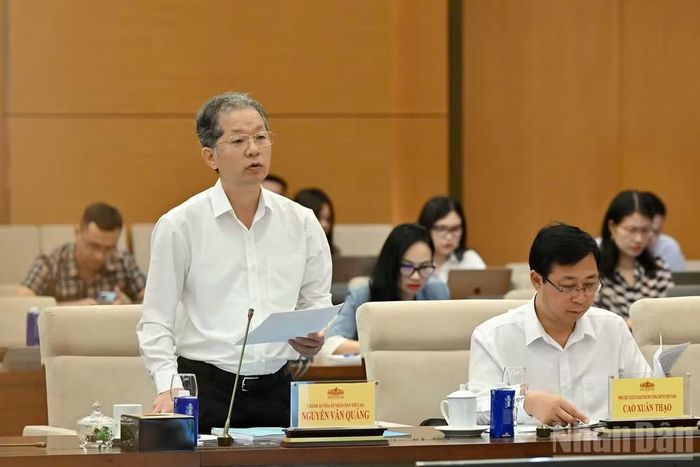 Chánh án Tòa án nhân dân tối cao Nguyễn Văn Quảng trình bày tờ trình tóm tắt dự thảo Pháp lệnh. (Ảnh: THỦY NGUYÊN)