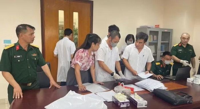 Việc bàn giao mẫu hài cốt liệt sĩ giữa Ban Chỉ đạo tìm kiếm, xác định danh tính liệt sĩ tỉnh Điện Biên và Viện Pháp y Quân đội được thực hiện đúng quy trình, có sự chứng kiến, xác nhận của các bên.