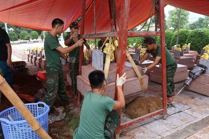 Các chiến sĩ thuộc Bộ Chỉ huy quân sự tỉnh Điện Biên đang nỗ lực thực hiện lấy mẫu hài cốt liệt sĩ trên địa bàn tỉnh Điện Biên.