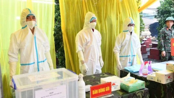Các lực lượng sẵn sàng thực hiện nhiệm vụ tại bàn lấy mẫu đặt tại Nghĩa trang liệt sĩ Yên Trạch.