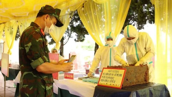 Tiến hành lấy mẫu ADN hài cốt liệt sĩ chưa xác định được danh tính tại Nghĩa trang liệt sĩ Đu-Động Đạt, xã Phú Lương.