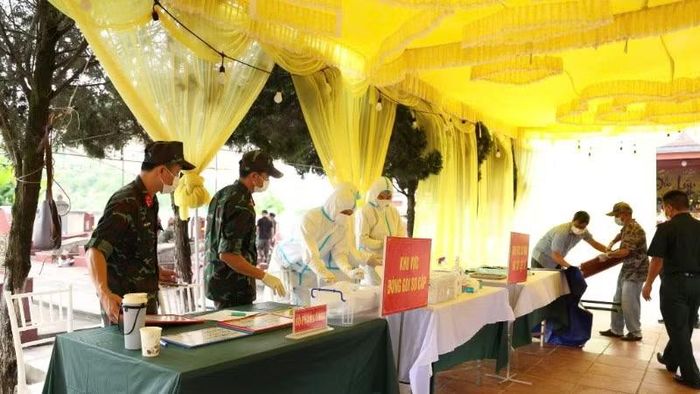 Các lực lượng thực hiện nhiệm vụ lấy mẫu tại Nghĩa trang liệt sĩ Đu-Động Đạt, xã Phú Lương.