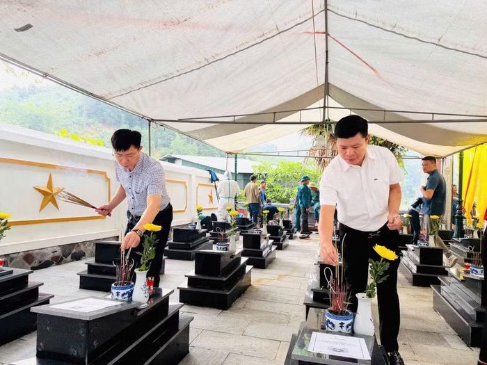 Thắp hương các phần mộ liệt sĩ trước khi tiến hành nhiệm vụ tại Nghĩa trang liệt sĩ Yên Trạch và Nghĩa trang liệt sĩ Yên Đổ, xã Yên Trạch.