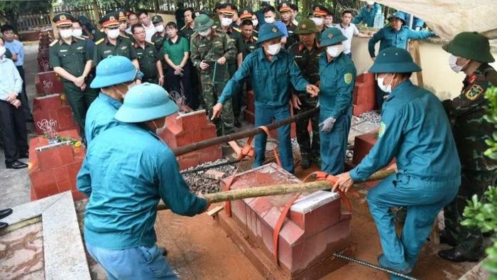 Khai quật mộ liệt sĩ tại Nghĩa trang liệt sĩ Yên Trạch và Nghĩa trang liệt sĩ Yên Đổ, xã Yên Trạch.