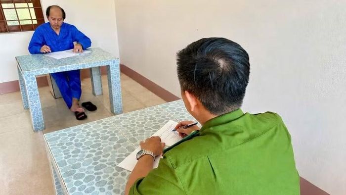 Điều tra viên lấy lời khai các đối tượng.