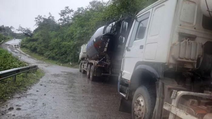 Giao thông ách tắc trên tỉnh lộ 132 do mặt đường sạt lún vì mưa lớn. (Ảnh do người dân cung cấp)