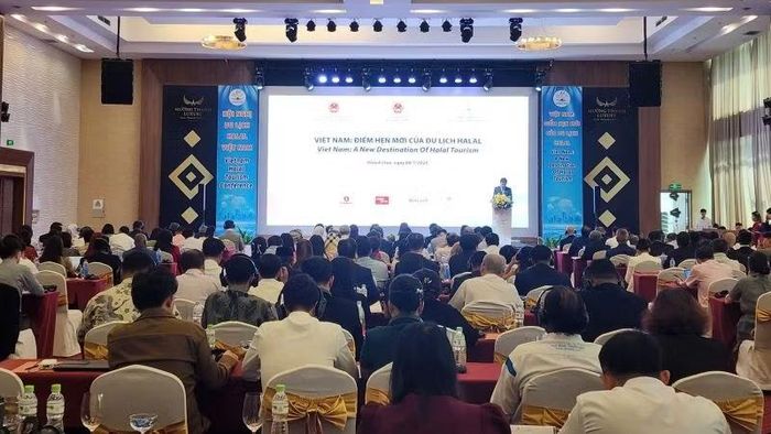 Toàn cảnh hội nghị du lịch Halal Việt Nam 2026 với chủ đề "Việt Nam-Điểm hẹn mới của du lịch Halal" tại Khánh Hòa.