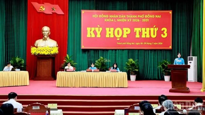 Lãnh đạo Ủy ban nhân dân thành phố Đồng Nai báo cáo tại kỳ họp.