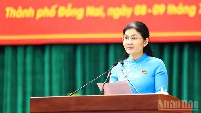 Bà Tôn Ngọc Hạnh, Ủy viên Trung ương Đảng, Phó Bí thư Thường trực Thành ủy, Chủ tịch Hội đồng nhân dân thành phố Đồng Nai phát biểu tại kỳ họp.