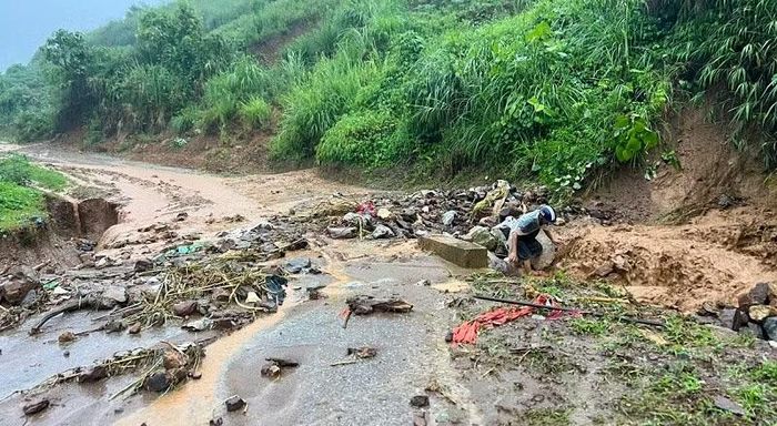 Nhiều tuyến đường trên địa bàn xã Sính Phình (tỉnh Điện Biên) đã bị lượng lớn đất, đá từ ta-luy dương tràn xuống, ảnh hưởng đi lại của nhân dân.