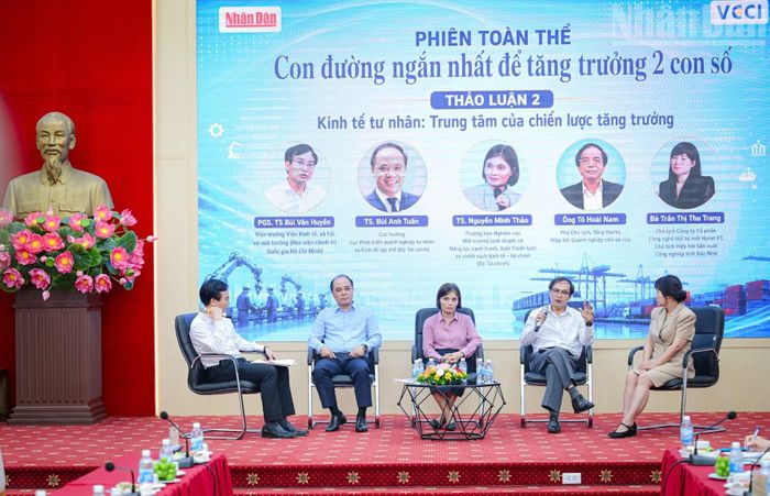Phiên thảo luận “Kinh tế tư nhân: Trung tâm của chiến lược tăng trưởng” làm rõ các điều kiện để doanh nghiệp tư nhân nâng quy mô, năng lực cạnh tranh, đổi mới sáng tạo, tham gia sâu hơn vào chuỗi giá trị; đồng thời kiến nghị cơ chế tiếp cận công bằng hơn đối với vốn, đất đai, nhân lực, công nghệ và thị trường.