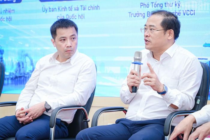 Ông Đậu Anh Tuấn, Phó Tổng Thư ký, Trưởng Ban Pháp chế của Liên đoàn Thương mại và Công nghiệp Việt Nam (VCCI) và ông Nguyễn Hoài Nam, Tổng Thư ký Hiệp hội Chế biến và Xuất khẩu Thủy sản Việt Nam (VASEP) chia sẻ tại hội thảo.