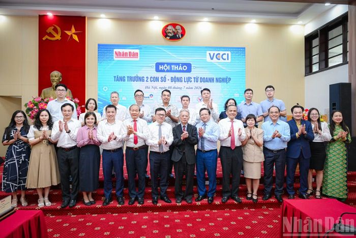 Các đại biểu tham dự hội thảo chụp ảnh lưu niệm.