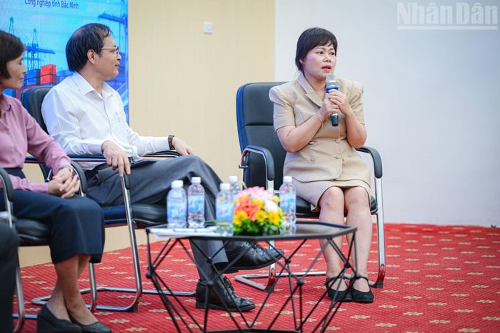 Bà Trần Thị Thu Trang, Chủ tịch Công ty Cổ phần Công nghệ thế hệ mới Hanel PT, Chủ tịch Hiệp hội Sản xuất Công nghiệp tỉnh Bắc Ninh chia sẻ tại hội thảo.