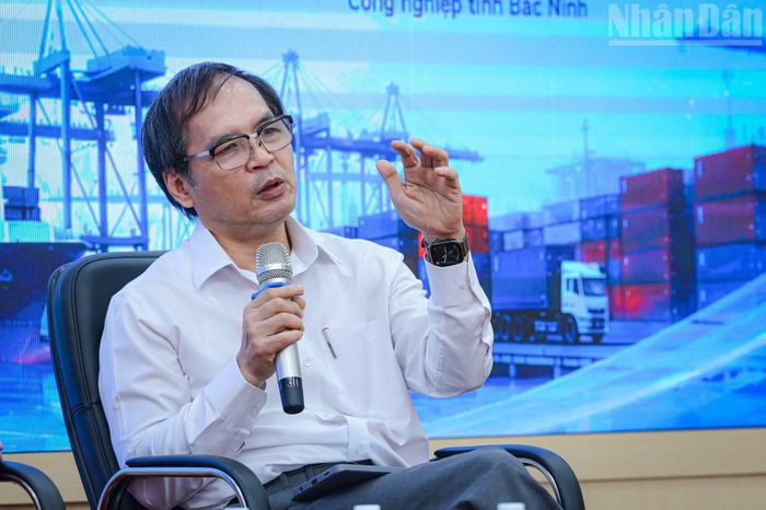 Ông Tô Hoài Nam, Phó Chủ tịch, Tổng Thư ký Hiệp hội doanh nghiệp nhỏ và vừa Việt Nam chia sẻ tại hội thảo.