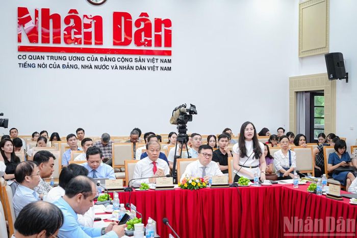 Bà Phạm Thị Thanh Tùng, Phó Vụ trưởng Vụ Tín dụng, Ngân hàng Nhà nước Việt Nam, trao đổi tại phiên thảo luận.